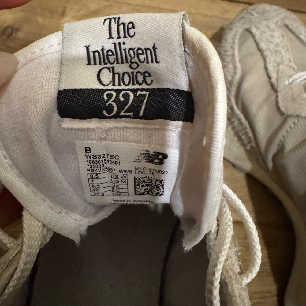 Used but great condition New Balance 327 women’s 8.5 - Picture 2 of 6